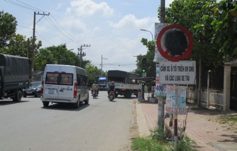 Bôi đen biển báo, xe tải chạy vào đường cấm