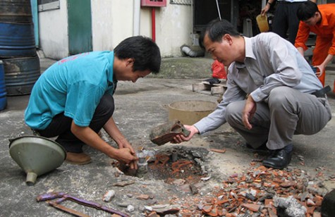 TX.Tân Uyên: Trám lấp giếng hư hỏng cho gia đình khó khăn