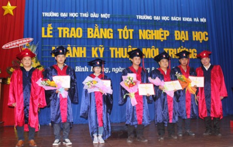 Trường ĐH Thủ Dầu Một: Trao bằng tốt nghiệp cho 85 tân kỹ sư ngành kỹ thuật môi trường