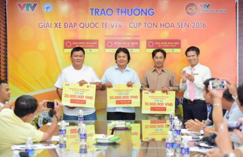 Giải xe đạp Quốc tế VTV - Cúp Tôn Hoa Sen 2016: Các đội đua thắng cuộc và VĐV áo xanh toàn giải nhận thêm phần thưởng