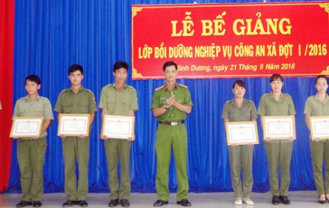 Bế giảng lớp nghiệp vụ cho lực lượng công an xã: 10 học viên được khen thưởng