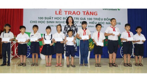 Vietcombank Bình Dương trao học bổng cho 100 học sinh khó khăn học giỏi