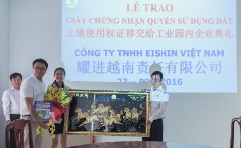 Công ty CP KCN Tân Bình trao giấy chứng nhận quyền sử dụng đất (đợt 1) cho 2 nhà đầu tư