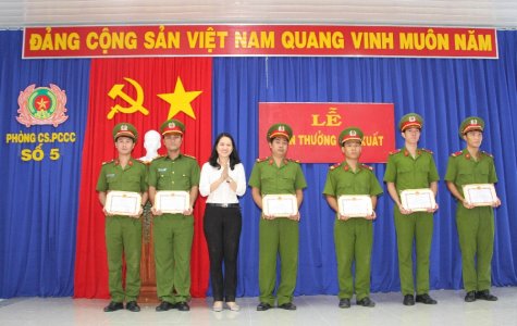 Khen thưởng đột xuất cho các tập thể, cá nhân tham gia cứu hộ an toàn sự cố ngập lụt tại thị xã Tân Uyên