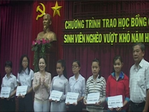 TP.Thủ Dầu Một: Tặng học bổng cho học sinh, sinh viên vượt khó học tốt