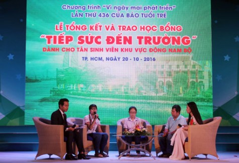 24 tân sinh viên Bình Dương nhận học bổng “Tiếp sức đến trường”