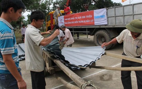 Tôn Đông Á hỗ trợ bà con vùng lũ Miền Trung 500 triệu đồng cất, sửa lại nhà ở