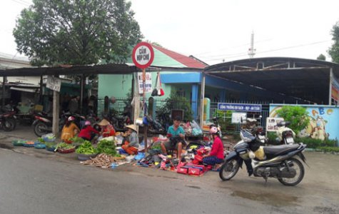 Họp chợ trước cổng trường học