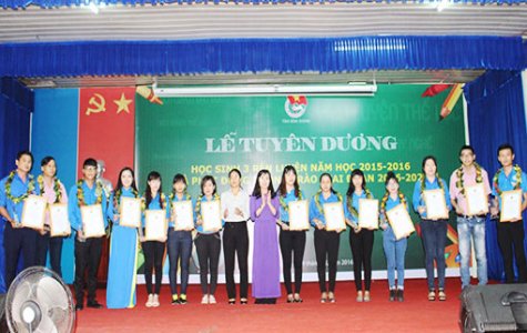 Tuyên dương 17 học sinh đạt danh hiệu “3 rèn luyện” năm học 2015-2016