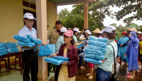 Công ty Điện tử Foster Việt Nam: Chia sẻ với đồng bào miền Trung bị lũ lụt