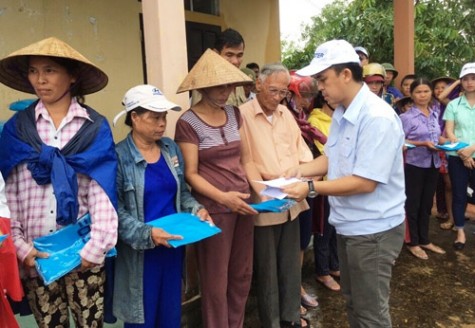 Công nhân lao động hướng về miền Trung