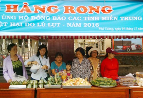 Bán hàng gây quỹ ủng hộ đồng bào bị lũ lụt miền Trung