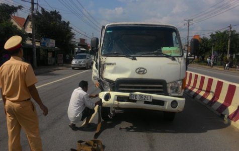 Chạy ngược chiều vào làn ô tô, nam thanh niên thiệt mạng