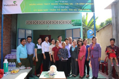 Vietcombank Bình Dương: Trao 3 căn nhà đại đoàn kết cho các hộ nghèo, khó khăn về chỗ ở TX.Tân Uyên