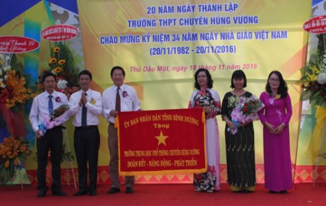 Trường THPT Chuyên Hùng Vương (TP.Thủ Dầu Một): Kỷ niệm 20 năm thành lập, họp mặt nhân Ngày Nhà giáo Việt Nam