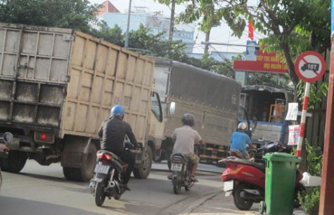 Xe tải ngang nhiên chạy vào đường cấm