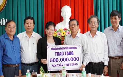 Đoàn công tác Ủy ban MTTQ Việt Nam tỉnh đi thăm, hỗ trợ bà con bị thiệt hại do mưa lũ ở tỉnh Khánh Hòa