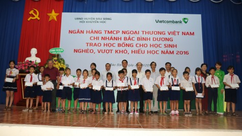 Vietcombank Bắc Bình Dương: Trao 100 suất học bổng cho học sinh nghèo, hiếu học