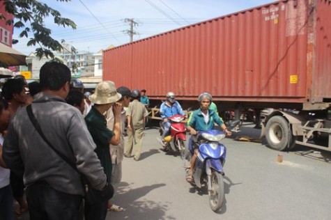 Xe container tông chết một phụ nữ