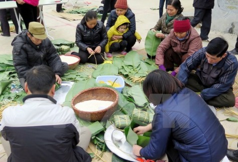 Gói hàng ngàn bánh chưng tặng người khó khăn đón Tết Đinh Dậu