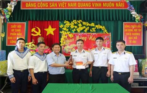 Thăm, chúc Tết và tặng quà cán bộ, chiến sĩ nhà giàn DK1/8