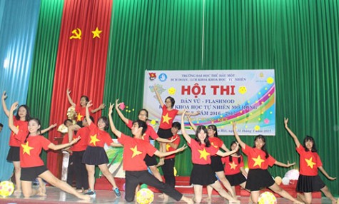 Sôi động cuộc thi nhảy dân vũ, flashmo