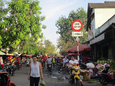 Cận tết, chợ tự phát lại tràn ra đường