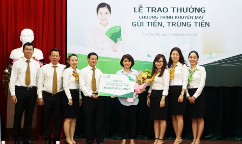 Vietcombank Bình Dương trao giải thưởng “Gửi tiền trúng tiền” cho khách hàng tại Bình Dương