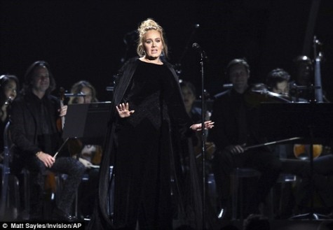 "Họa mi" Adele đoạt giải Grammy Ca khúc của năm với Hello