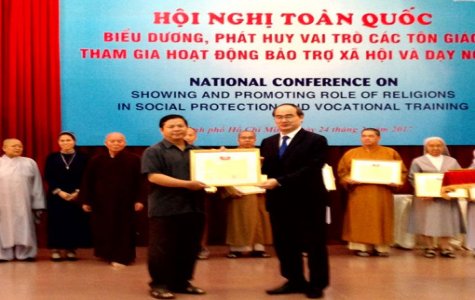 Tôn giáo tham gia hoạt động bảo trợ xã hội và dạy nghề: 1 tập thể và 1 cá nhân được tuyên dương