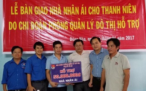 Trao nhà nhân ái cho thanh niên khó khăn