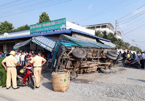 Ôtô tải chở gỗ lật đè 1 người tử vong