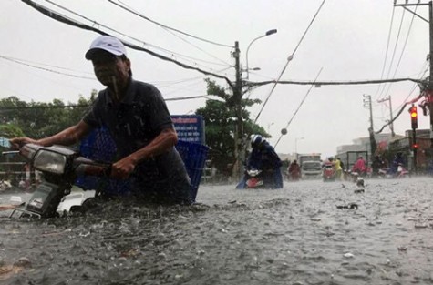 Mưa trái mùa lớn nhất từ trước đến nay ở Sài Gòn