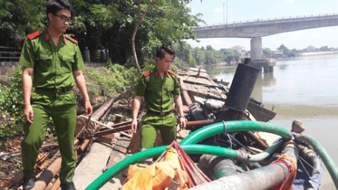 Bắt ghe gỗ đang khai thác cát trái phép