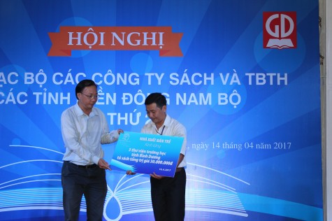 Trao tặng sách cho 28 thư viện trường học trên địa bàn Bình Dương