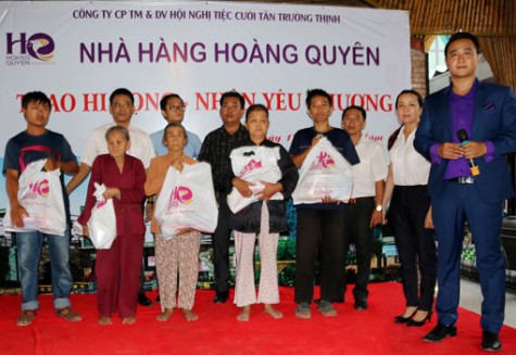 Nhà hàng Hoàng Quyên:  Trao quà cho hộ nghèo