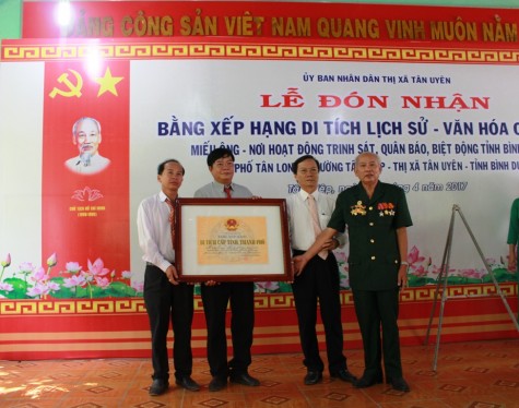 Đón bằng công nhận di tích lịch sử-văn hóa cấp tỉnh miếu Ông.