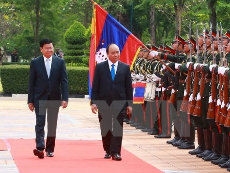 Lễ đón trọng thể Thủ tướng Nguyễn Xuân Phúc tại thủ đô Vientiane