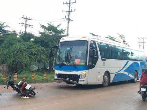 Lao vào xe khách, người đàn ông tử vong tại chỗ