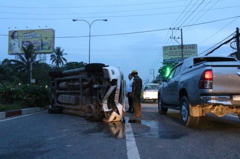 Tông vào trụ biển quảng cáo, xe taxi lật nghiêng giữa đường