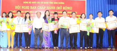 Đảng bộ Khối Các Cơ quan tỉnh: Tuyên dương 25 tập thể, cá nhân điển hình trong học tập, làm theo Bác