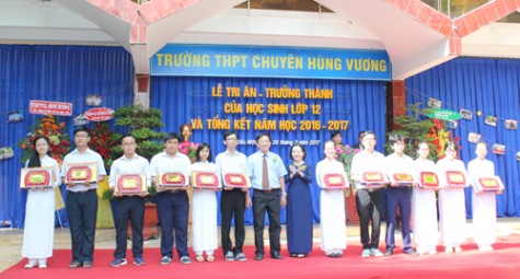 Trường THPT Chuyên Hùng Vương: Lễ tri ân - trưởng thành cho học sinh lớp 12, tổng kết năm học