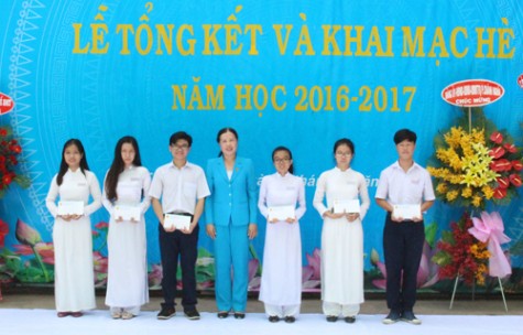 Trao học bổng cho học sinh có hoàn cảnh khó khăn