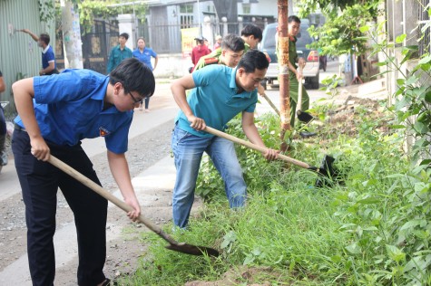 Đoàn khối các cơ quan tỉnh và Thành đoàn Thủ Dầu Một: Tổ chức ra quân “Ngày chủ nhật xanh” 2017