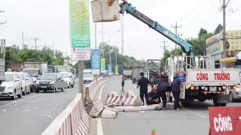 Xe tải tông sập dải phân cách