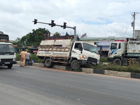 Xe tải mất lái lao lên dải phân cách