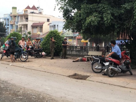 Điều tra nguyên nhân người đàn ông nằm chết trên vỉa hè