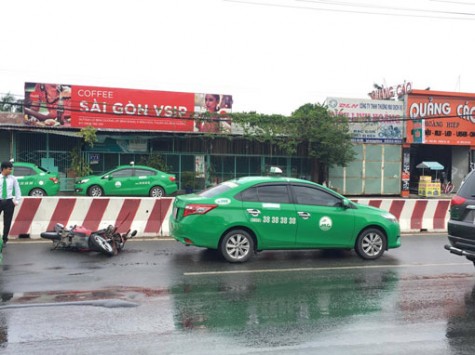 Tông vào đuôi xe taxi, nam thanh niên đi xe máy nguy kịch