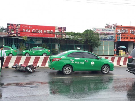 Tông vào đuôi xe taxi, một thanh niên nguy kịch