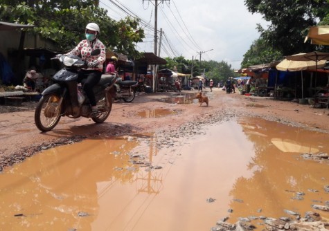 Xe quá tải “Băm nát” đường ĐH513: Cần xử lý nghiêm!